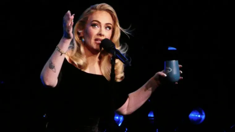 Osim toga, Adele je navodno stvorila alter ego nazvan Sasha Carter, kombinaciju Beyonc&eacute;ine Sashe Fierce i June Carter Cash, koji joj pomaže da prevlada intenzivnu tremu.