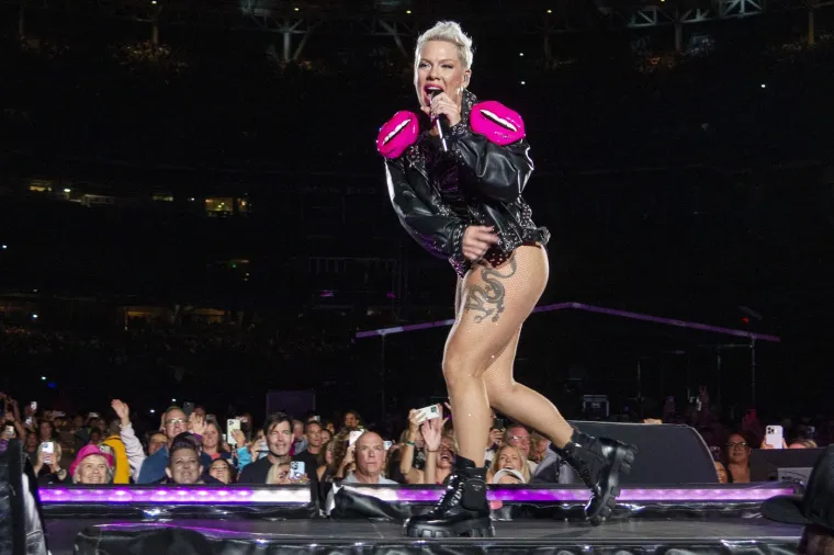 Pjevačica Pink (45) poznata je po svojim nekonvencionalnim pristupima, a jedan od njezinih rituala uključuje zanimljiv običaj prije nastupa. 