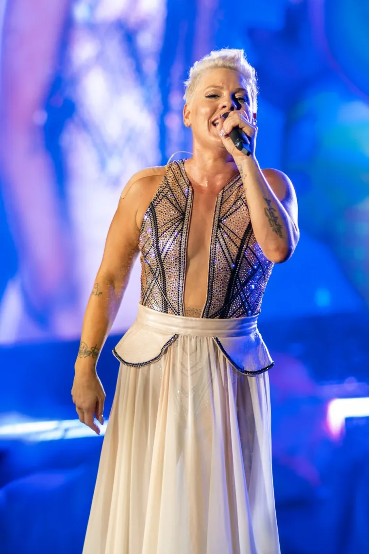 Navodno traži od bliskih prijatelja da joj pomognu u smanjenju stresa tako &scaron;to je u&scaron;tipnu za bradavice neposredno prije izlaska na pozornicu. Iako to može zvučati neobično, očito joj pomaže da se usredotoči i pripremi za nastup.