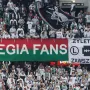 Zanimljivo, ali Teddy Boysi na svojoj tribini vješaju transparente na kojima su nacrtani žileti.
