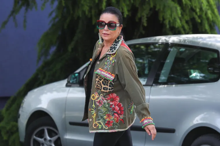 Perje na glavi, tigrasti uzorci, resice i &scaron;ljokice: Ovo su najluđa izdanja Alke Vuice