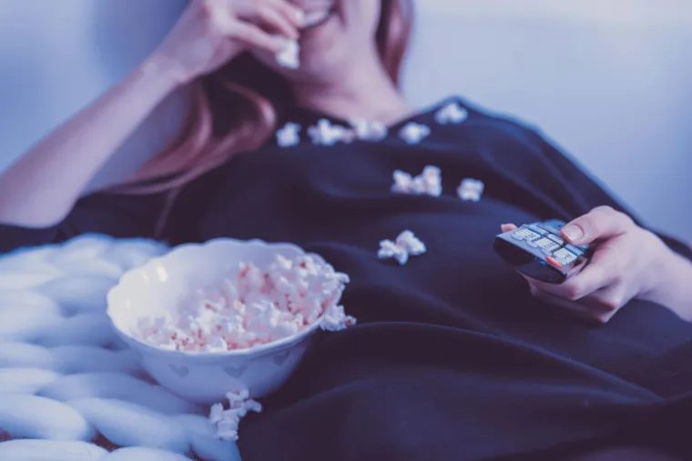 Ovaj posao zahtijeva gledanje televizije po cijeli dan, a plaća može iznositi i do 50.000 € godišnje.