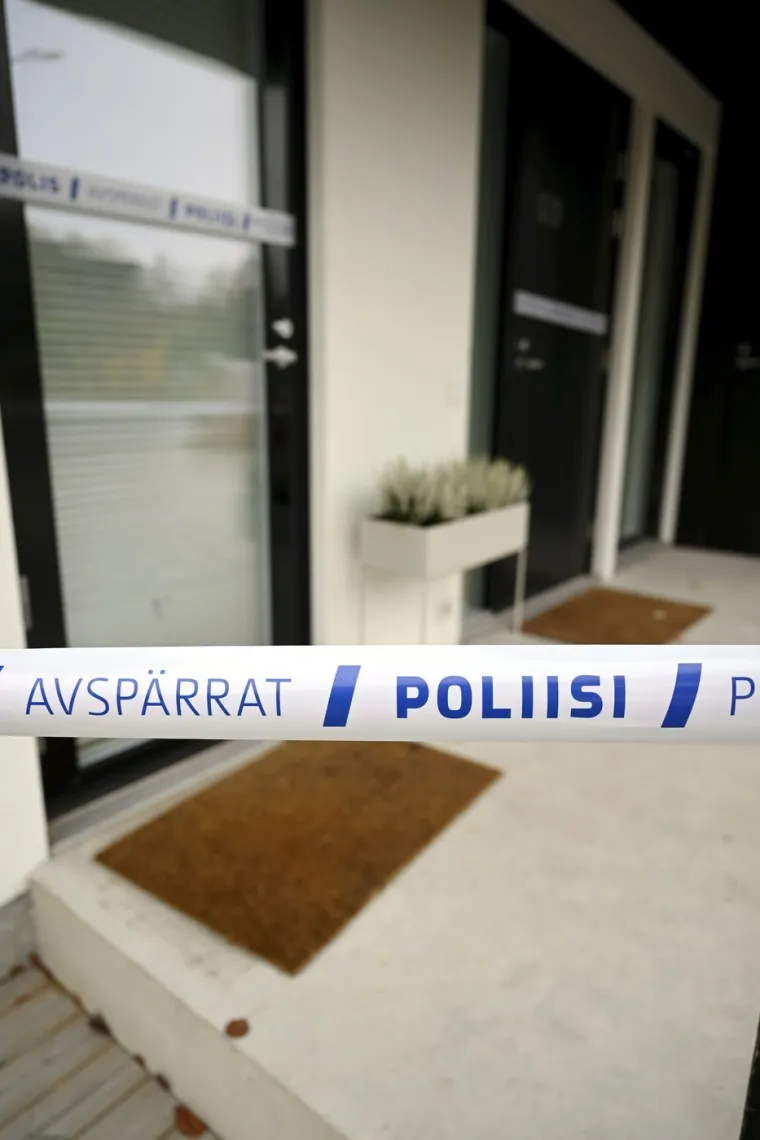 Upravo je Janneov partner glavni osumnjičeni za ubojstvo. Na fotografiji možemo vidjeti mjesto zločina kako je blokirano policijskim trakama. Slučaj je prijavljen policiji u nedjelju u večernjim satima, a policija je privela osumnjičenog, Janneovog partnera te istražuje vatreno oružje nađeno na mjestu zločina. Inspektor koji vodi slučaj iznio je neke detalje. 