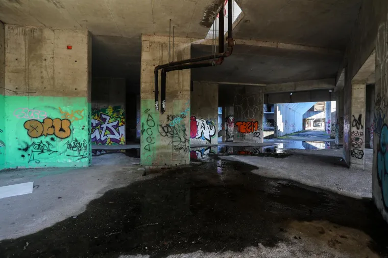 Podrumski i neki prostori u prizemlju korišteni su kao skladišta, a najviše su prostor koristili grafiteri, ali i oni koji žele napraviti dobru fotografiju. 

