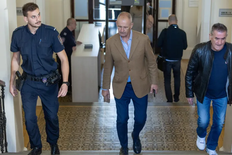 S obzirom da se njegov tadašnji odvjetnik Krešimir Ćurković tijekom svog iskaza na ovom suđenju pozvao na odvjetničku tajnu u dogovaranju nagodbe s Dinamom, na upit tužiteljstva može li nešto reći o tome Jeličić je kazao da ne želi nikome stvarati probleme pa niti nešto nametati svoje odvjetniku, ako on već o tome nije želio govoriti.