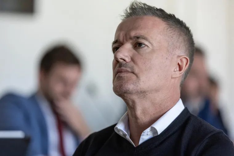Odvjetnik Glavaš uložio je primjedbu na Jeličićevi iskaz u dijelu kada je rekao da nije zaključio ugovor o cesiji o prijenosu potraživanja na tvrtku Real Sports Managment. Smatra da je Jeličićev današnji iskaz u suprotnosti s ranijima, ali i materijalnom dokumentacijom u spisu, iz čega proizlazi da je &quot;njegov iskaz u tom dijelu neistinit, a i sam svjedok je priznao da je u istrazi neistinito iskazivao&quot;.