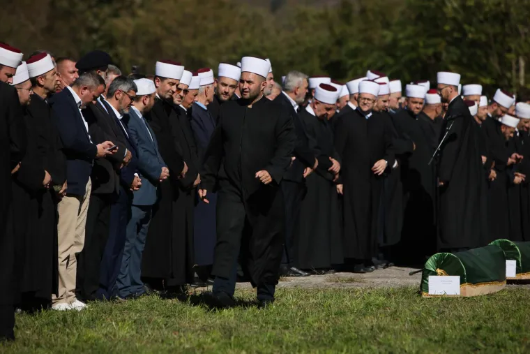 Prizori koji slamaju srce! Stotine stigle na posljednji ispraćaj 19 poginulih u katastrofalnim poplavama