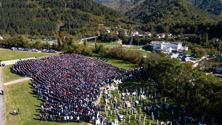 Prizori koji slamaju srce! Stotine stigle na posljednji ispraćaj 19 poginulih u katastrofalnim poplavama