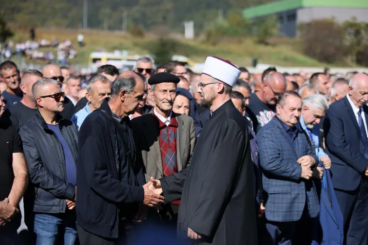 Prizori koji slamaju srce! Stotine stigle na posljednji ispraćaj 19 poginulih u katastrofalnim poplavama
