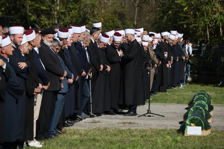 Prizori koji slamaju srce! Stotine stigle na posljednji ispraćaj 19 poginulih u katastrofalnim poplavama