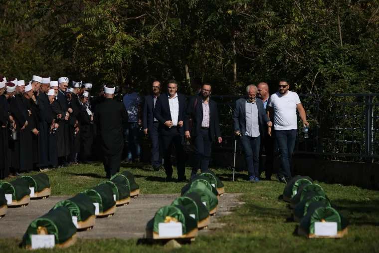 Prizori koji slamaju srce! Stotine stigle na posljednji ispraćaj 19 poginulih u katastrofalnim poplavama