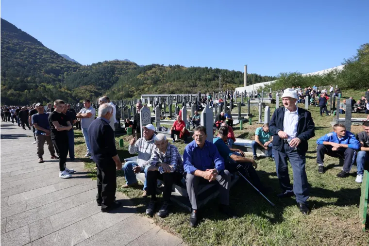 Prizori koji slamaju srce! Stotine stigle na posljednji ispraćaj 19 poginulih u katastrofalnim poplavama