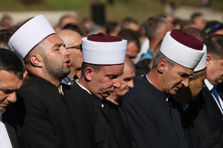 Prizori koji slamaju srce! Stotine stigle na posljednji ispraćaj 19 poginulih u katastrofalnim poplavama