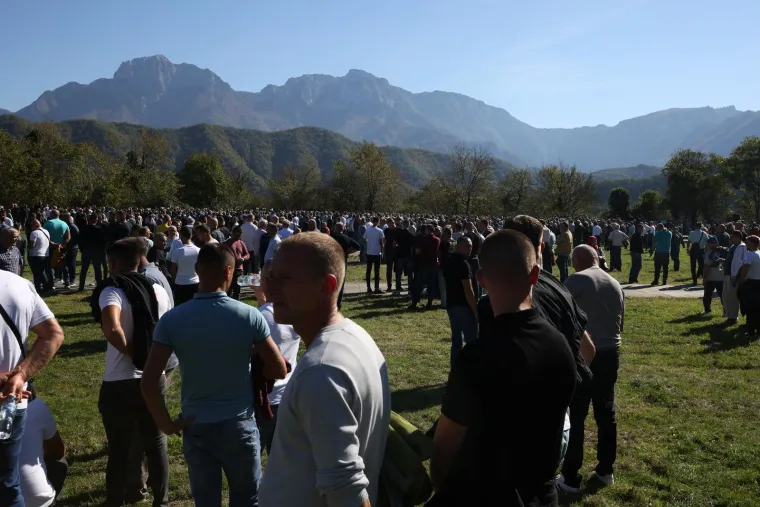 Prizori koji slamaju srce! Stotine stigle na posljednji ispraćaj 19 poginulih u katastrofalnim poplavama