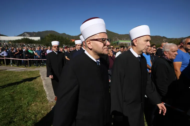 Prizori koji slamaju srce! Stotine stigle na posljednji ispraćaj 19 poginulih u katastrofalnim poplavama