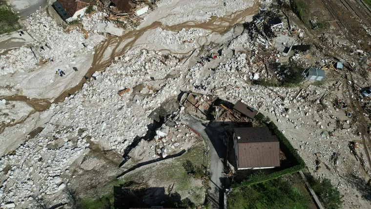 Pojedine kuće doslovno su sravnjene sa zemljom u Jablanici (na slici), ali i  Kiseljaku, Kre&scaron;evu, Busovači i Fojnici.