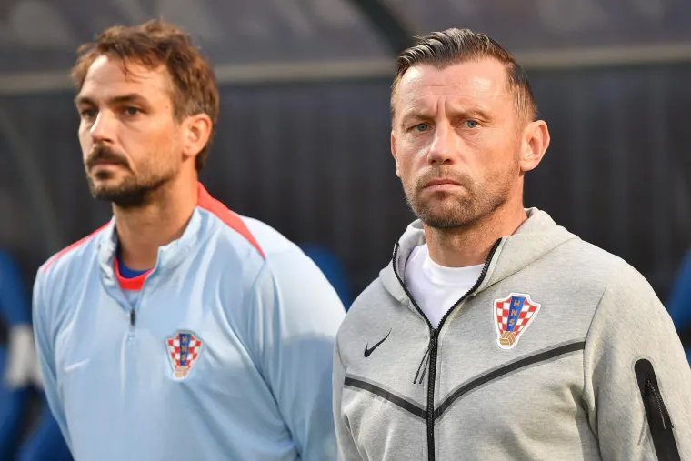 Dok je Olić stajao s prodornim pogledom, isto je radio i Niko pored njega.