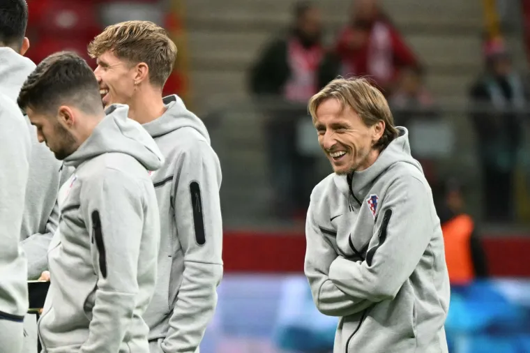 Modrić je dobro raspoložen izašao na teren, možda je čuo da će mu Real na kraju sezone ponuditi novi ugovor.