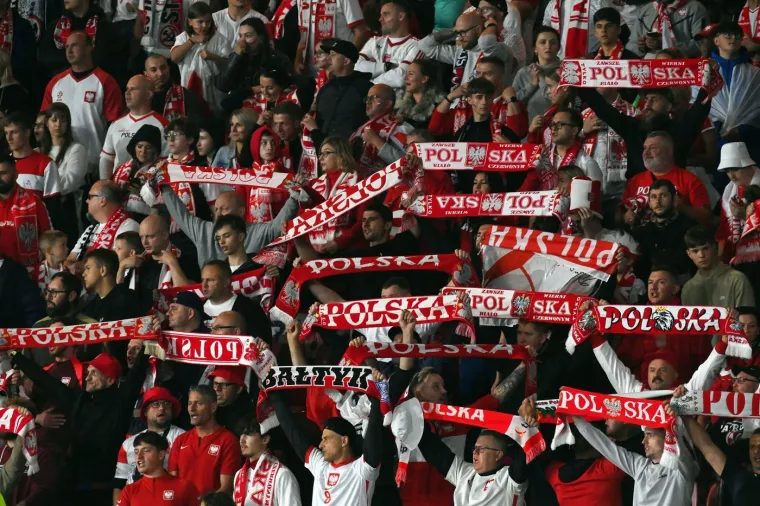 Na ovoj slici možemo vidjeti šalijadu simpatizera Poljske, ne ultrasa, navijača.