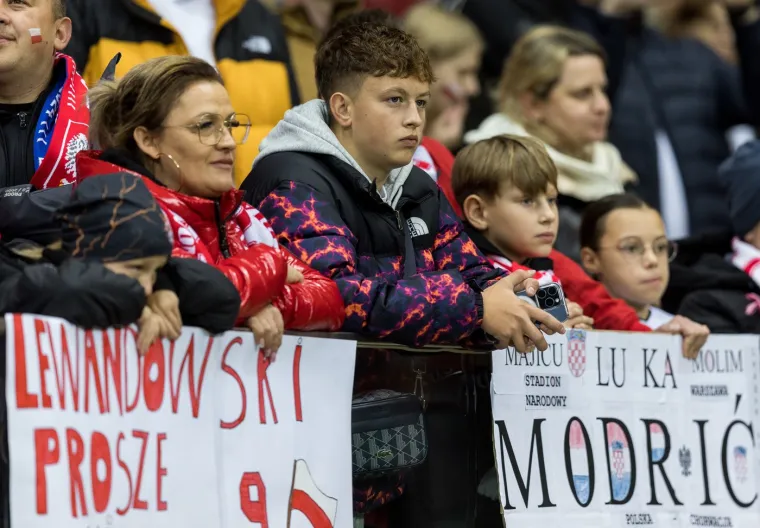 Mladi Poljaci izvijesili su transparent a kojemu mole hrvatskog kapetana Luku Modrića za njegov dres (ili &quot;majicu&quot; kako su oni napisali)