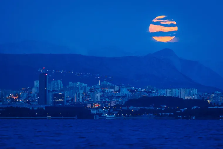 Tijekom ovog nebeskog spektakla Mjesec će izgledati veće i sjajnije te će sigurno ostaviti snažan dojam na promatrače. 
Nazivaju ga i Krvavi mjesec te Mjesec padajućeg lišća.