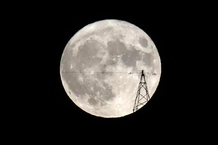  Sljedeći puni Mjesec bit će 15. studenog i naziva se &apos;Dabrov mjesec&apos;, a zovu ga i &apos;Mrazni mjesec&apos; ili &apos;Ledeni mjesec&apos;. To će biti posljednji supermjesec ove godine. 