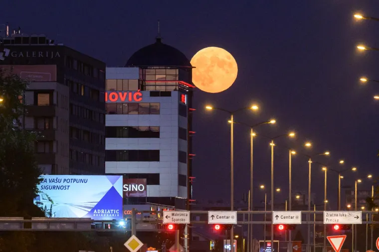 Ovo je prilika za sjajne fotografije, a oni koji žive na mjestima s manjim svjetlosnim zagađenjem primijetit će kako će Mjesec doslovno obasjati noćno nebo. Supermjesec je uvijek prilika za mnoge ljubitelje fotografije jer, u kombinaciji s prirodnim krajolikom ili gradskom arhitekturom, nastaju posebno čarobne vizure.