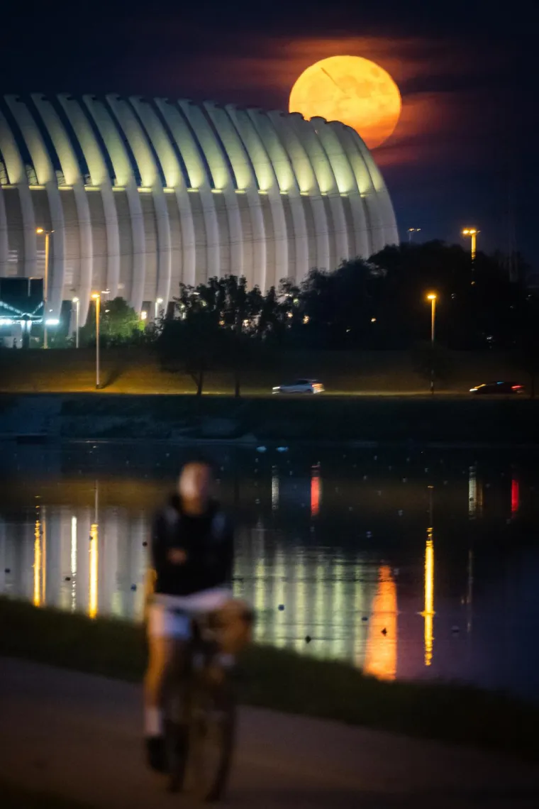 Zanimljivo je da se dojam veličine Mjeseca pojačava kada je mjesec u odnosu s nekom građevinom. Tada izgleda zaista grandiozno, a ta čarobna iluzije odgovorna je za neke gotovo nestvarne fotografije.
