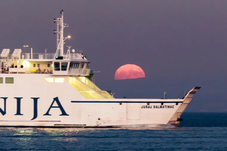 Inače, za vrijeme punog Mjeseca na Jadranu ribari ne izlaze u ribolov. Svjetlost Mjeseca zbunjuje ribe, pa njihova svjetla ne obavljaju dobro posao. Plima je također veća, a ponekad toliko jaka da može izazvati poplave.