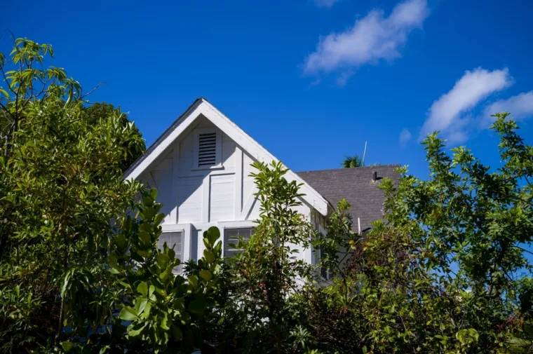 Kada se radi o kupnji kuće, veće ne znači nužno i bolje. Osim ako nemate veliku obitelj, naravno. Odabir velike kuće znači veće poreze i veće naknade za održavanje i komunalne usluge.