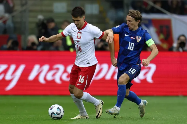 Grčki portal Sportsking.gr u naslovu je napisao: "Modrićeva nezamisliva statistika s Hrvatskom, Luka nastavlja odu&scaron;evljavati i nezaustavljiv je".