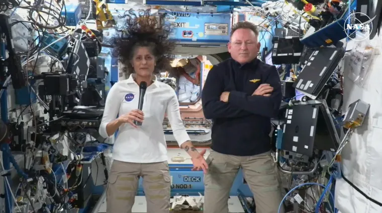 2. Lebdenje: Svaki put kada astronauti žele tipkati poruku ili unijeti podatke na prijenosno računalo, moraju prisloniti i uređaj i sebe na čičkom pričvršćenu stabilnu površinu, inače će odlebdjeti. Da ne spominjemo da predmeti također jednostavno odlebde ako nisu privezani. 