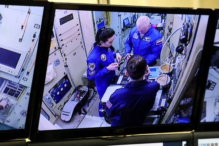 3. Komunikacija sa Zemljom: Ako astronaut želi telefonirati kući, treba se samo povezati s ugrađenim računalom koje usmjerava signal. Međutim, udaljenost između ISS-a i Zemlje znači da često postoje zastoji u komunikaciji.