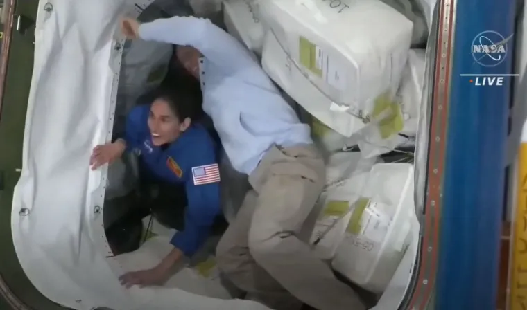 5. Spavanje: Spavanje u svemiru predstavlja poteškoće, jer astronauti ne mogu položiti glavu. Pričvršćuju vreće za spavanje na pod, zidove ili strop. Nedostatak normalnog ciklusa izmjene dana i noći, s ISS-om koji kruži oko Zemlje svakih 90 minuta, dodatno komplicira obrasce spavanja.