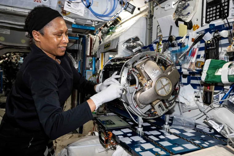 25. Bez servisera: Ako se ne&scaron;to na svemirskoj postaji pokvari pozivanje servisera sigurno nije mogućnost. ISS kruži otprilike 400 km iznad razine mora. Astronauti moraju biti u stanju dijagnosticirati i popraviti bilo &scaron;to na postaji u svakom trenutku.