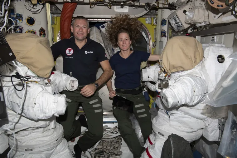 28. Problemi s kosom: Budući da posada ISS-a ponekad može ostati na brodu mjesecima, sigurno će im u nekom trenutku trebati &scaron;i&scaron;anje. Astronauti koriste vakuum dok se &scaron;i&scaron;aju kako bi spriječili vlasi da lebde uokolo. Osim toga na brodu nema specijaliziranog frizera, &scaron;to znači da se moraju &scaron;i&scaron;ati sami. 