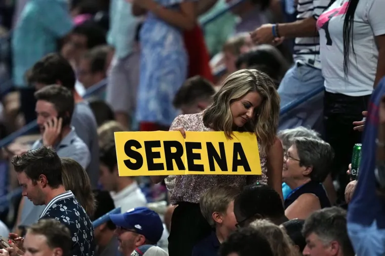 "Ne mogu razmi&scaron;ljati tako daleko. Tu sam, zabavljam se i uživam. Igram dosta dobro," istaknula je.

Biv&scaron;a prva tenisačica svijeta stigla je u New York rangirana ispod 600, bez statusa nositelja i sa samo jednom pobjedom na zadnja tri turnira. Pro&scaron;lo je vi&scaron;e od godinu dana i nastupa na Roland Garrosu gdje je posljednji put uspjela spojiti uzastopne pobjede. Zanimljivo, Williams i Kontaveit su prvi put igrale međusobno. Usprkos velikim emocijama, Serena je bila prisebnija i koncentriranija, posebno u ključnim poenima.