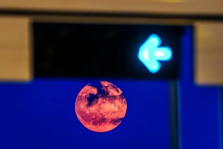 Supermjesec je pojava koja nastaje kada se Mjesec nađe u fazi punog Mjeseca i istovremeno bude u najbližoj točki svoje orbite oko Zemlje, poznatoj kao perigej. Zbog eliptične putanje kojom Mjesec kruži oko našeg planeta, njegova udaljenost od Zemlje varira, krećući se od približno 356.500 kilometara (kada je najbliže Zemlji) do oko 406.700 kilometara (kada je najdalje). Kad se puni Mjesec dogodi blizu perigeja, on izgleda veći i svjetliji na noćnom nebu – fenomen koji nazivamo supermjesec.