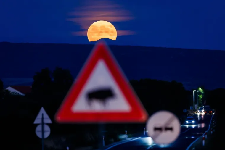 Mjesec je najspektakularniji kada je blizu horizonta, jer zbog atmosferskih efekata može izgledati još veći. Pratite lokalno vrijeme izlaska Mjeseca i pokušajte ga promatrati čim se pojavi na horizontu. Ako volite astrofotografiju, supermjesec je idealna prilika za stvaranje impresivnih slika. Koristite teleobjektiv kako biste uhvatili što više detalja površine Mjeseca, a ako želite dodati kontekst, pokušajte uključiti neki prepoznatljiv element pejzaža, poput planine, šume ili zgrade, kako biste dodatno naglasili njegovu veličinu.