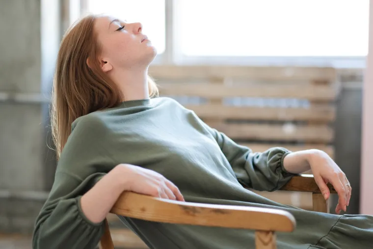 11. Isprobajte progresivno opuštanje: Tjeskobni ste? Samo stisnite, otpustite i ponovite. Progresivno opuštanje uključuje zatezanje mišića jednog po jednog dijela tijela kako bi se postigla smirenost. Ova metoda je i izvrstan način da lakše zaspite.