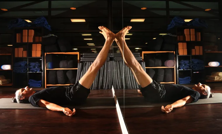 14. Prakticirajte jogu: Podignite noge uza zid. Viparita Karani poza uključuje ležanje na podu i odmaranje s nogama podignutima uza zid. Ne samo da dobro rasteže tijelo već i pomaže u tome da se smirite.