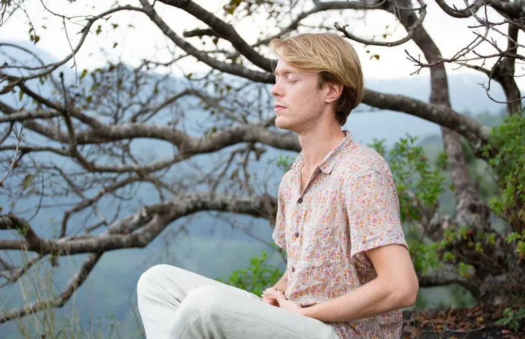 16. Meditirajte: Pet minuta mira je sve &scaron;to je potrebno da biste iskoristili dobrobiti meditacije. Postoje dokazi da samo dva brza meditiranja u ti&scaron;ini na dan mogu ublažiti stres i depresiju. Pronađite udobno i mirno mjesto, usredotočite se na dah i osjetite kako tjeskoba počinje nestajati.