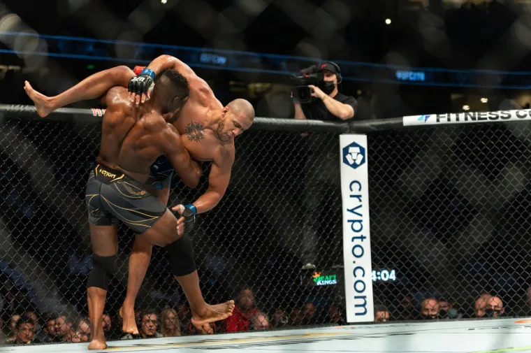 Francis Ngannou poznat je kao iznimno moćan borac koji kad primi suparnika kako spada, u 100% slučajeva ruši suparnika na tlo, a onda nastupaju njegovi maljevi. 