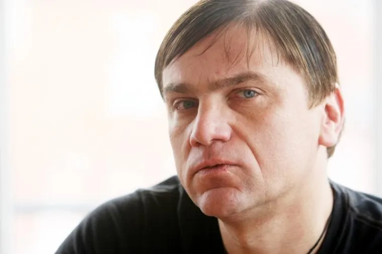 Poznat je po razuzdanim tulumima koji su se odvijali u njegovom stanu u Zagrebu, gdje su se okupljali mnogi pripadnici tadašnje estradne elite. Ti partyji postali su sinonim za najluđe noći u Zagrebu tog vremena.