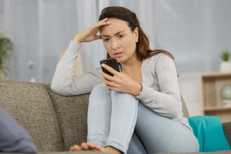 Shvativši da više nije u 90-ima, nego da zapravo ima 40 godina, žena s 14-godišnjim djetetom, koja je bila u šestogodišnjoj vezi s voljenim muškarcem priznala je: &quot;Šok nije ni blizu onome što sam osjetila&quot;.