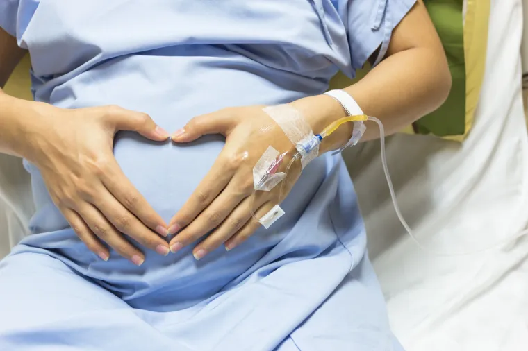 10. Rodila je - Godine 2010. Britanka Valerie Leah zarazila se svinjskom gripom tijekom trudnoće. Zabrinuti za sigurnost njene nerođene bebe, liječnici su navodno donijeli odluku da je stave u komu. Ovu vijest prenio je Manchester Evening News.