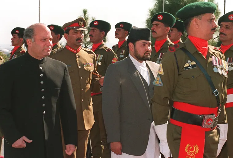 Prema pravilima nasljeđivanja, tehnički je naslijedio očevu ulogu kralja sve dok je bio živ. Kao rezultat toga, Nepalom je otprilike 54 sata vladao masovni ubojica u komi!