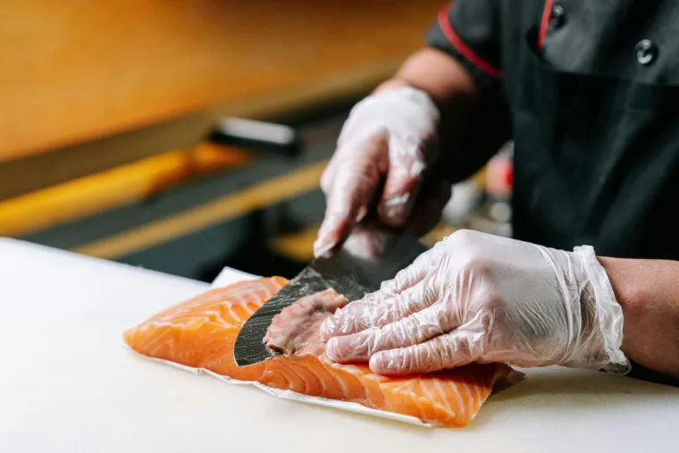 3. Losos: Losos je bogat omega-3 masnim kiselinama. &quot;Omega-3 masne kiseline uključene su u širok raspon fizioloških funkcija uključenih u razvoj, funkcioniranje i starenje mozga. Također se pokazalo da smanjuje upalu i povećava aktivnost serotonina&quot;, objasnila je Samuels.