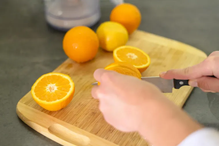 Sok od naranče je bogat hranjivim tvarima poput vitamina C, a jedna čaša daje 124 miligrama. S preporučenim dnevnim unosom vitamina C od oko 70-90 miligrama, možete dobiti sav vitamin C koji vam je potreban za dan u jednoj čaši. Samo pazite da se odlučite za nezaslađenu vrstu.