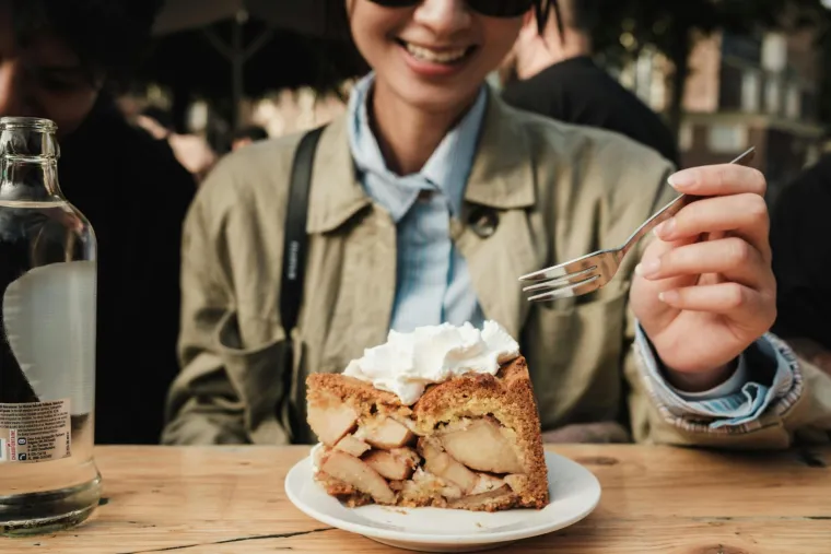 Hrana s visokim udjelom dodanih šećera također može biti problematična. &quot;Kolači, torte i slatke žitarice mogu povećati stres&quot;, poručuje Ehsani. Istraživanja također sugeriraju da je redovita konzumacija hrane s visokim udjelom dodanih šećera povezana s osjećajem pojačane tjeskobe, a to je posljednja stvar koja vam treba kada ste pod stresom.